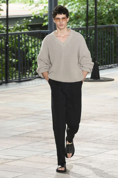 Look 16